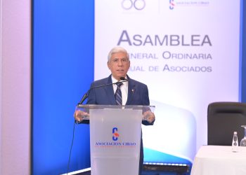 Rafael Genao, presidente de la Junta de Directores de ACAP durante la asamblea general ordinaria anual de asociados.
