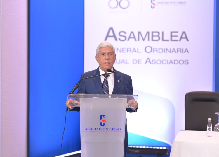 Rafael Genao, presidente de la Junta de Directores de ACAP durante la asamblea general ordinaria anual de asociados.