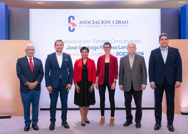 Rafael Genao y José Luis Ventura con representantes del jurado. - Fuente externa.