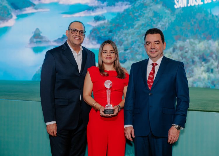  Andrés Mejía, presidente ejecutivo de Mapfre República Dominicana, agradeció por la distinción y expresó sentirse profundamente honrado con este reconocimiento.