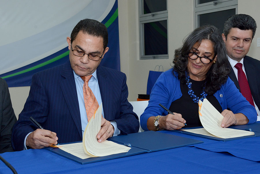 rafael ovalle director del infotep firma de acuerdo carmen moreno representante de oit para centro america