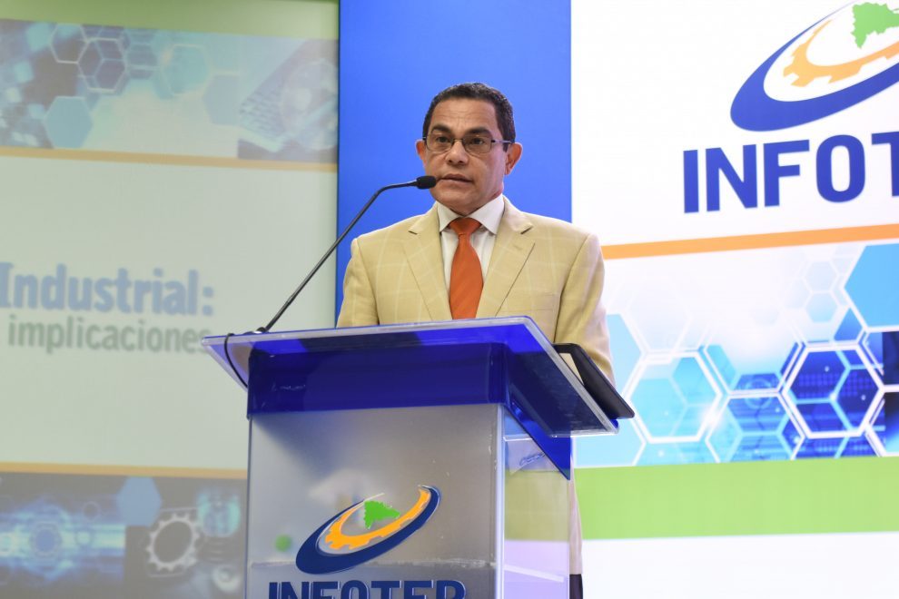 rafael ovalles, director general del infotep, se dirige a los presentes