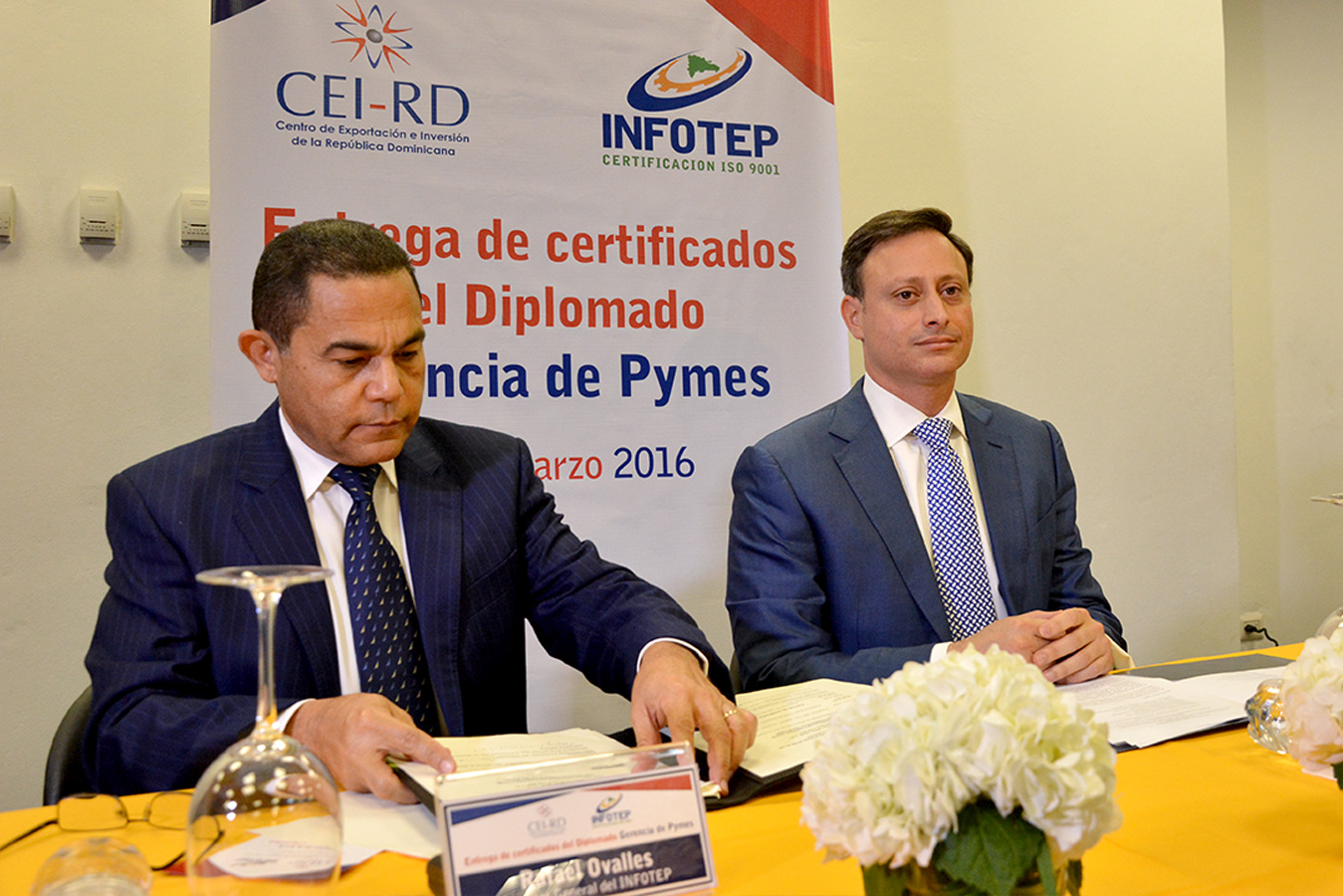 Rafael Ovalles y Jean Alain Rodríguez, durante la culminación del diplomado organizado por el Infotep y el CEI-RD | Gabriel Alcántara