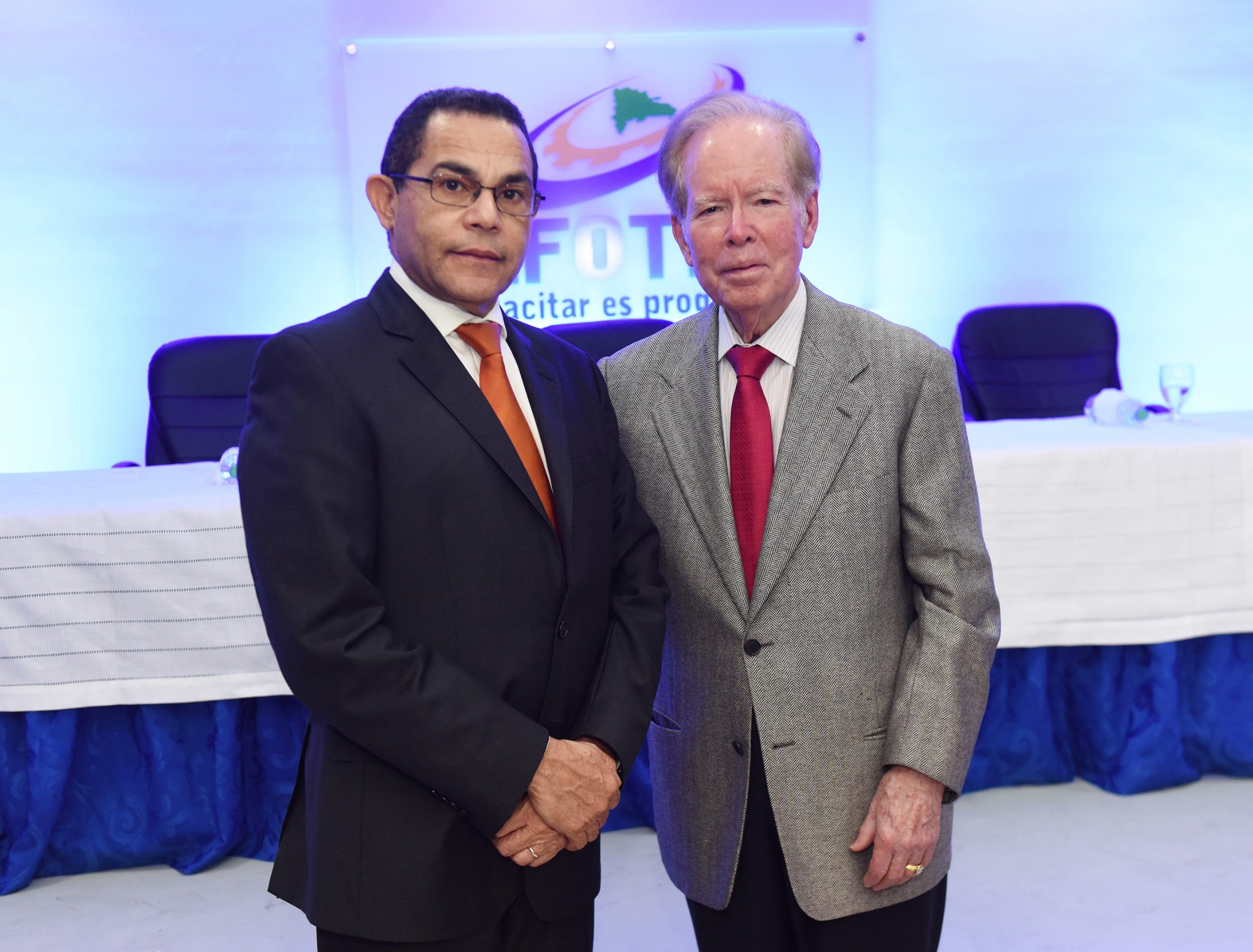 rafael ovalles, director general del infotep y don pepín corripio, al termino de la charla