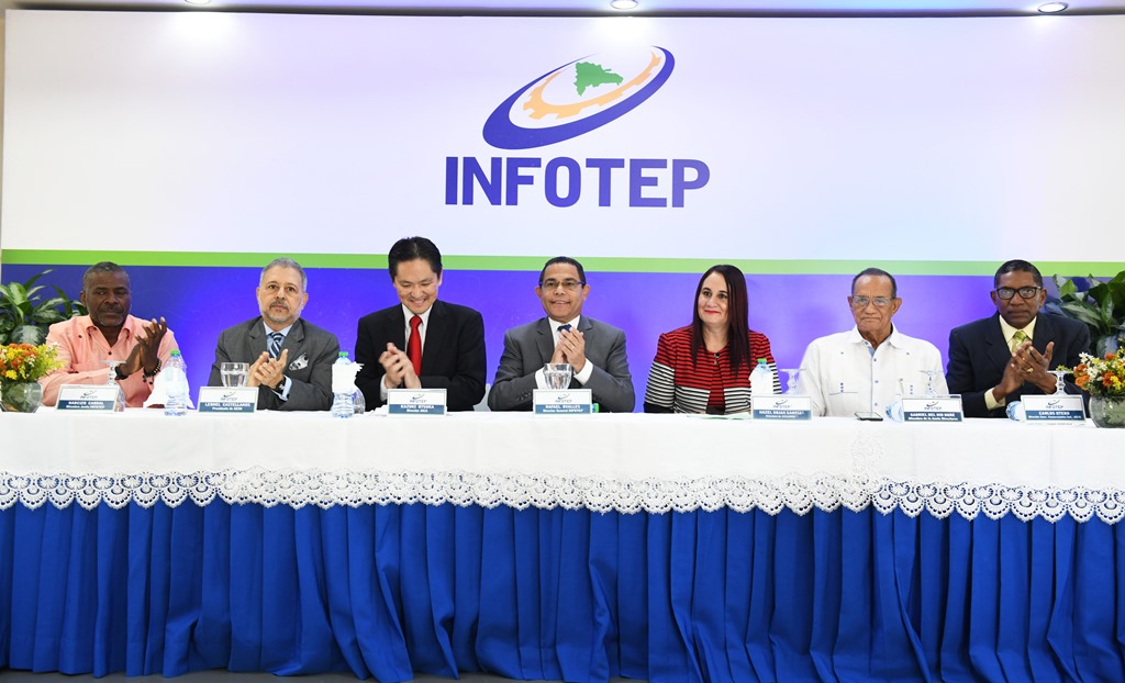 rafael ovalles junto a kazuki otsuka, leonel castellanos, carlos otero, gabriel del río, narciso cabral y hazel rojas