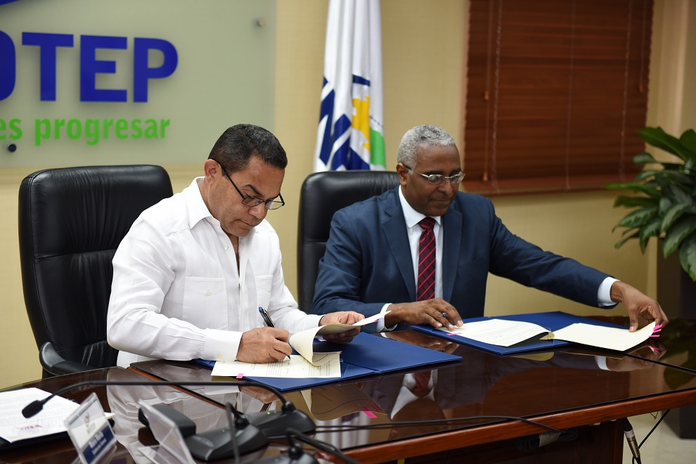 rafael ovalles y rolando guzmán firmaron convenio de colaboración.