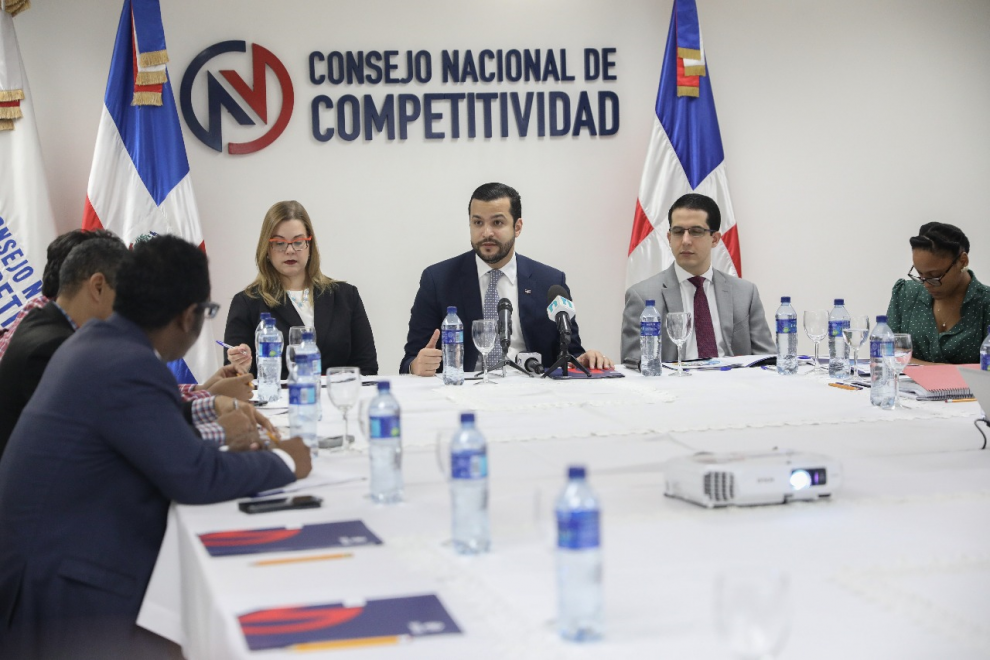 rafael paz director del consejo nacional de competitividad destaca que el futuro de rd se encuentra en las exportaciones para la generación de divisas.