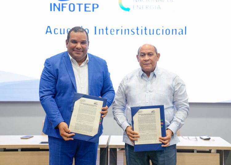 Rafael Santos Badía, director general del Infotep y Edward Veras Díaz, director ejecutivo CNE. - Fuente externa.
