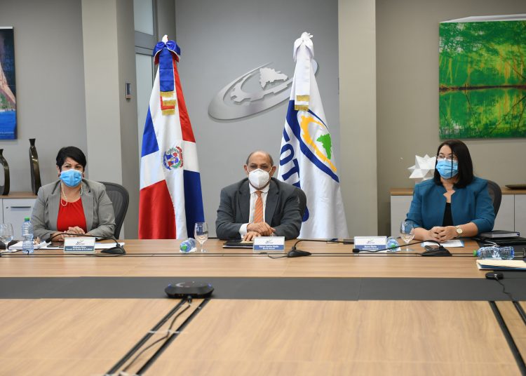 Rafael Santos Badía, director general del Infotep, acompañado por Maira Morla, subdirectora, y Misthania Matos, gerente de Gestión de la Calidad.