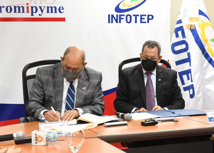 Rafael Santos Badía, director general del Infotep, y Porfirio Peralta, director de Promipyme, al momento de la firma de acuerdo.