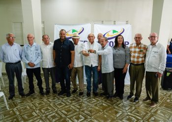 Rafael Santos Badía recibe la llaves, del Club Social Jimenoa por parte de miembros de la directiva. | Fuente externa.