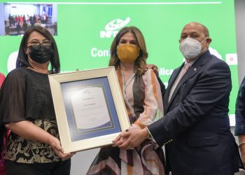 Rafael Santos Badía, director general del Infotep, y Maira Morla, subdirectora, entregaron a Circe Almánzar un reconocimiento en nombre de la institución.