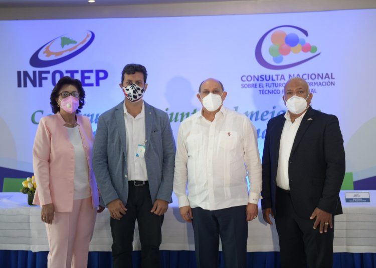 Rafael Santos Badía junto a Héctor Irizarry, Maura Corporán y Juan Matos.