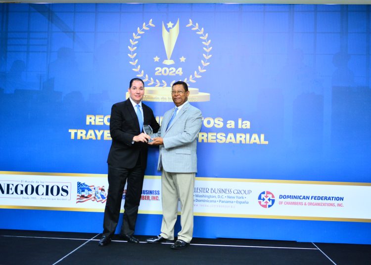 Randolph Phipps recibiendo el premio al reconocimiento a la trayectoria empresarial, de Pedro Díaz Ballester. - Fuente externa.