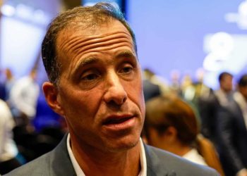 Randy Carr destaca que “World Emblem” es una fábrica de emblemas y parches que produce alrededor de un millón de unidades al día.