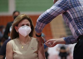 Raquel Peña se vacuna contra el covid-19