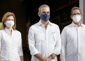 Raquel Peña, vicepresidenta de la República; Luis Abinader, presidente de la República, y Augusto Ramírez, presidente de Casa Brugal.