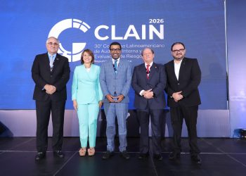 El economista Raúl Hernández advierte sobre un escenario internacional marcado por volatilidad, inflación y riesgos geopolíticos durante su conferencia en el Clain 2026.