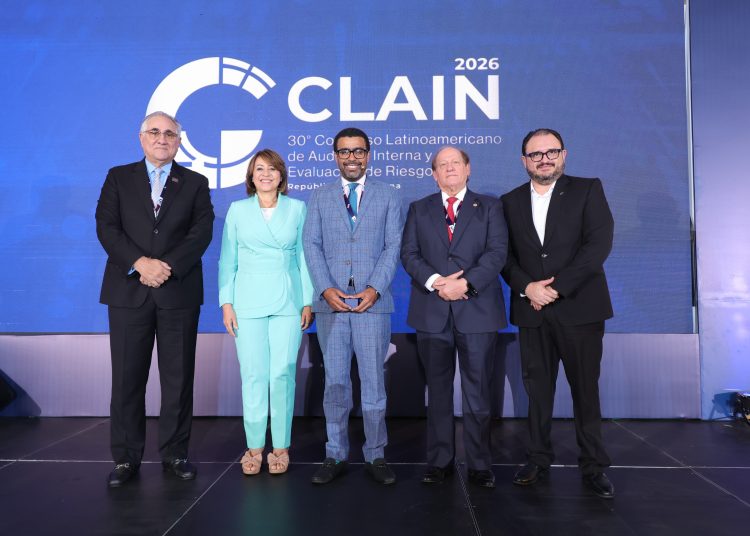 El economista Raúl Hernández advierte sobre un escenario internacional marcado por volatilidad, inflación y riesgos geopolíticos durante su conferencia en el Clain 2026.