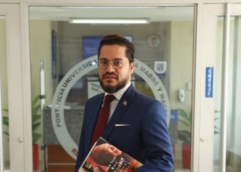 Ovalle Marte es egresado de la Pucmm y posteriormente cursó la maestría en Macroeconomía Aplicada en la Pontificia Universidad Católica de Chile.