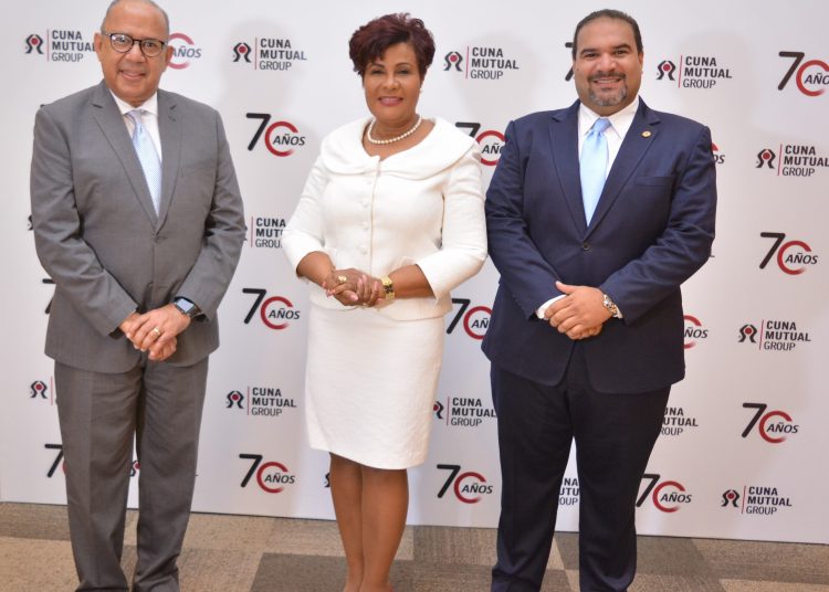 La superintendente de Seguros, Josefa Castillo y el presidente de Cadoar, Miguel Villaman, acompañaron a los ejecutivos de CUNA Mutual Group durante la celebración de su 70 aniversario.