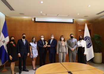 Reconocimiento de AIRD a Donald Guerrero en las oficinas del Ministerio de Hacienda.