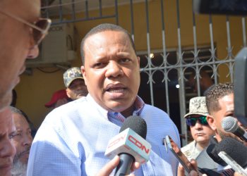 Eddy Alcántara, director de ProConsumidor, durante un recorrido realizado en el mercado nuevo. | Lésther Álvarez.