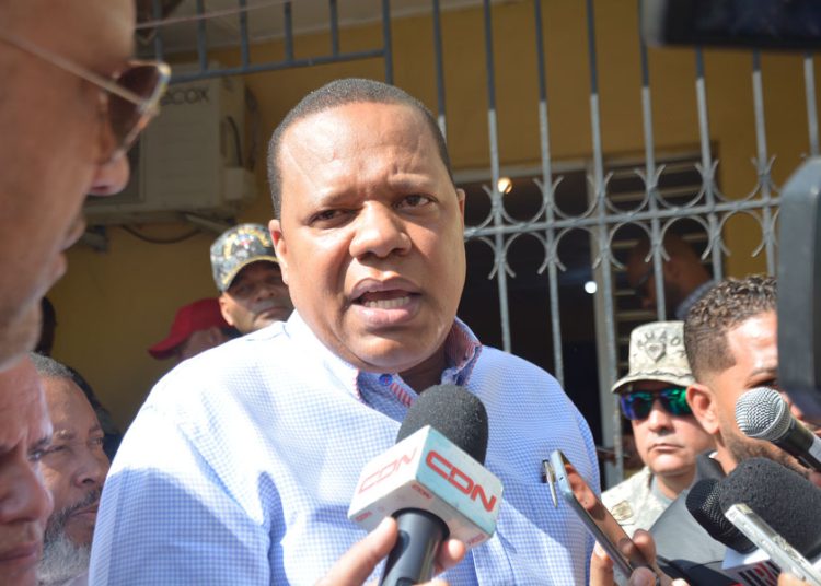 Eddy Alcántara, director de ProConsumidor, durante un recorrido realizado en el mercado nuevo. | Lésther Álvarez.