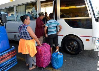 Parada de guagua en Santo Domingo. | Lésther Álvarez.