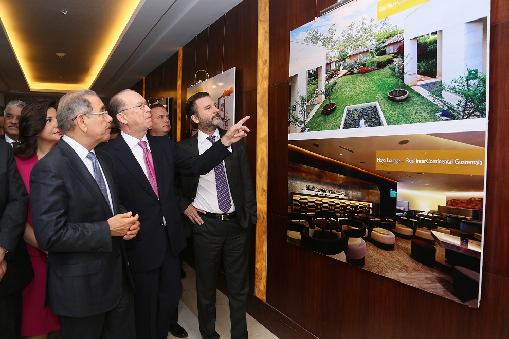 recorriendo exhibicion al roble corporate center 1