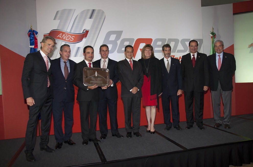 representantes de la compania coca cola entregaron un reconocimiento a bepensa dominicana por sus aportes al sistema coca cola