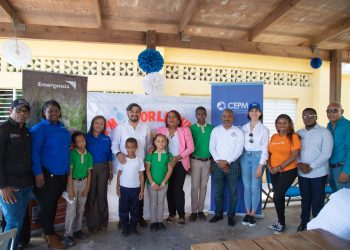 Representantes de World Vision y CEPM junto a los niños. | Fuente externa.