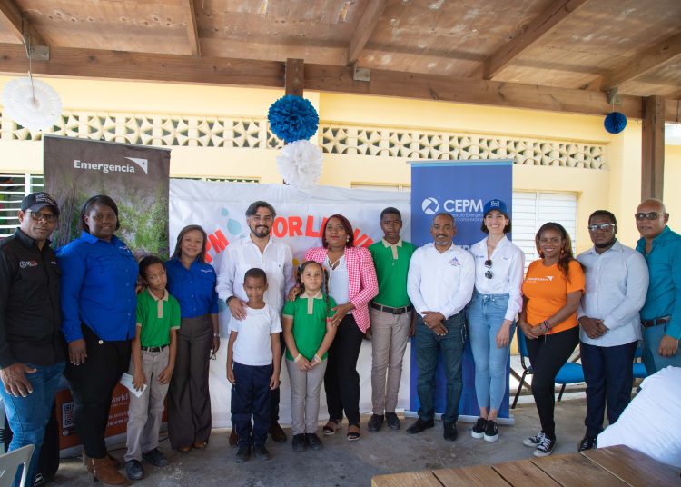Representantes de World Vision y CEPM junto a los niños. | Fuente externa.