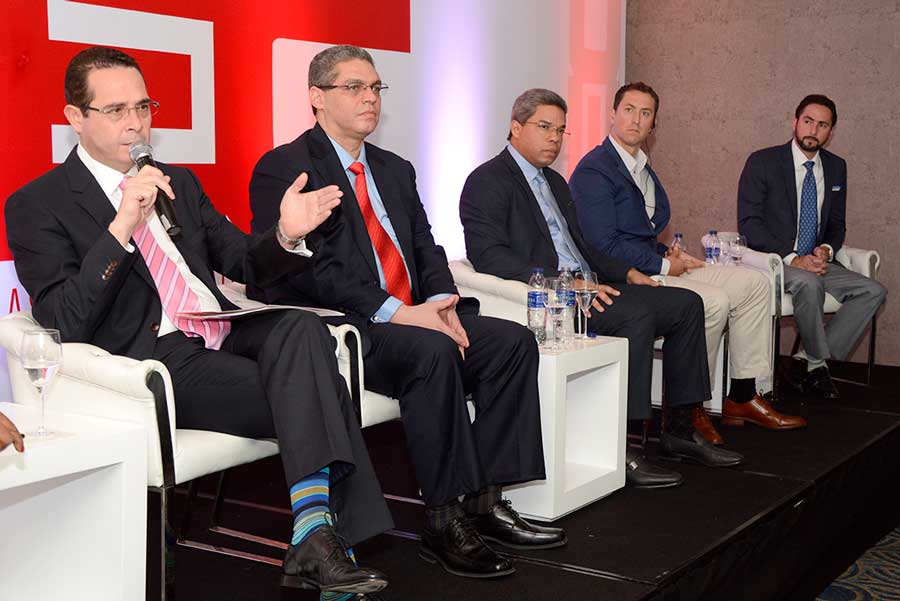 Los ejecutivos que representan las empresas de combustibles Sunix, Shell, Isla, Texaco y Esso dieron a conocer la formación de la nueva entidad empresarial./ Lésther Álvarez