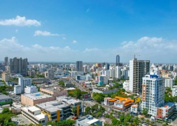 El BCRD destaca resiliencia económica y atracción de IED en República Dominicana.