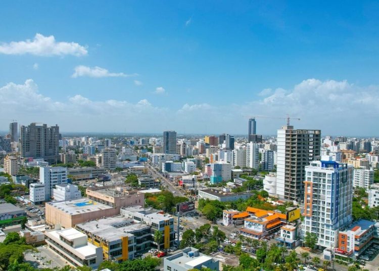 El BCRD destaca resiliencia económica y atracción de IED en República Dominicana.