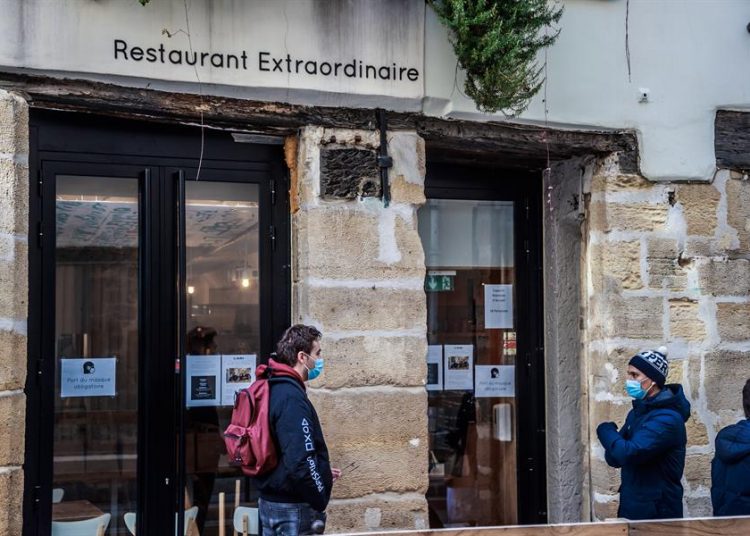 Los estudiantes franceses entran a un restaurante para comprar comida a un euro, una iniciativa del Gobierno para ayudar a quienes han perdido sus empleos durante la pandemia. | Christophe Petit, EFE.