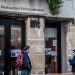 Los estudiantes franceses entran a un restaurante para comprar comida a un euro, una iniciativa del Gobierno para ayudar a quienes han perdido sus empleos durante la pandemia. | Christophe Petit, EFE.