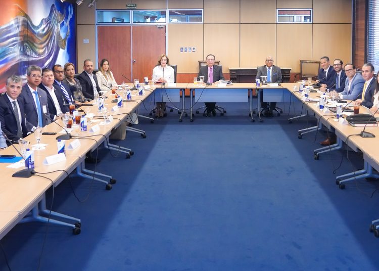 Reunión entre Banco Central, ACOPROVI y CADOCOM. - Fuente externa.