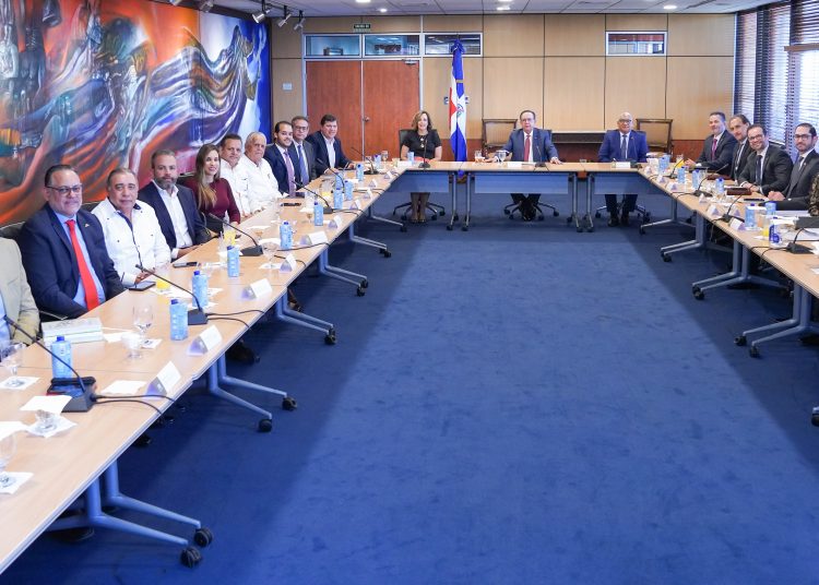 Reunión del gobernador del Banco Central junto a los representantes del sector construcción.