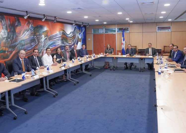 Reunión entre los miembros del Banco Central y la Asociación de Industrias.