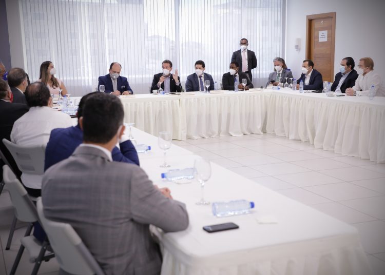 Representantes del MICM y de las empresas de distribución de combustibles.