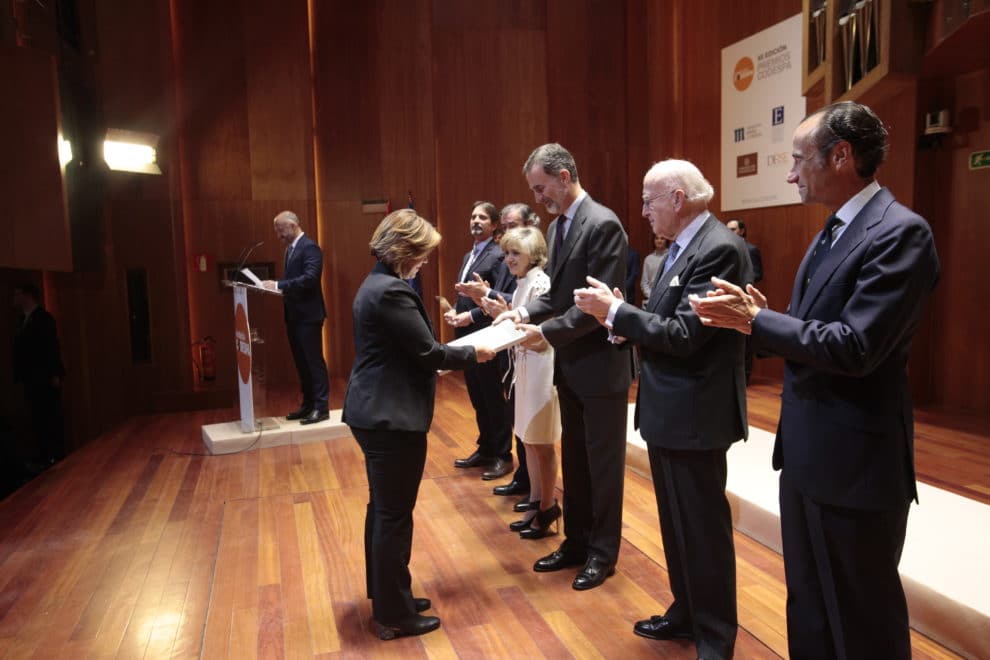 rey de españa felipe vi entrega premio a mercedes canalda de beras goico, presidente ejecutiva