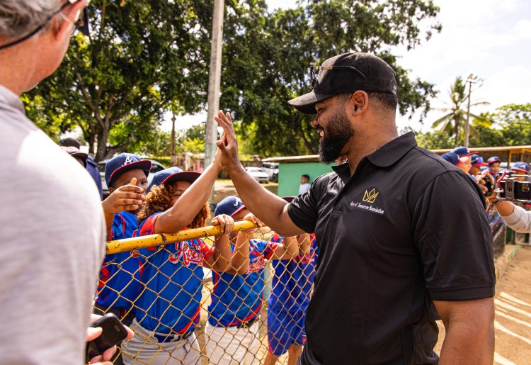 Reynaldo López junto a los niños.