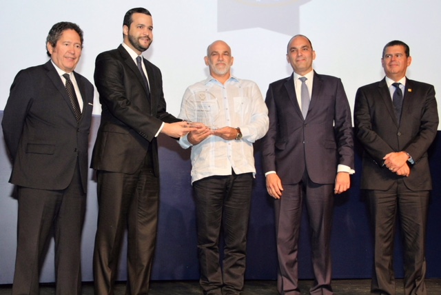 ricardo esteban de halka industrial recibe el premio a la excelencia exportadora