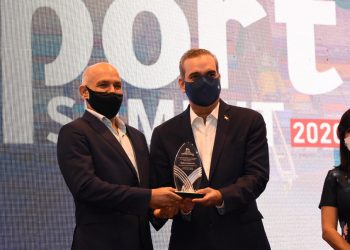 Ricardo Esteban recibe el premio de manos de Luis Abinader.