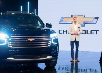 Ricardo Torres, gerente Comercial de Chevrolet, y Pamela Sued.