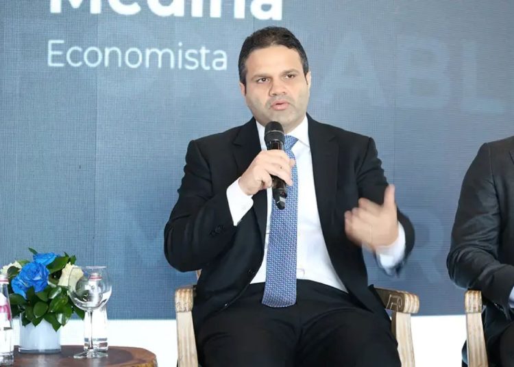 El economista Richard Medina afirmó que el turismo dominicano se mantiene fuerte pese al contexto económico global.