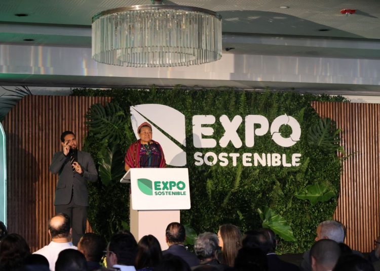 Rigoberta Menchú hizo énfasis en la necesidad de fortalecer la educación y la conciencia social como pilares para impulsar cambios sostenibles en el tiempo.