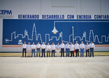 Roberto Herrera junto a ejecutivos del CREES.